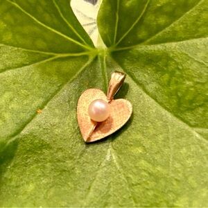 Vintage 14k 1g Delicate Gold Heart Pendant with center Pearl